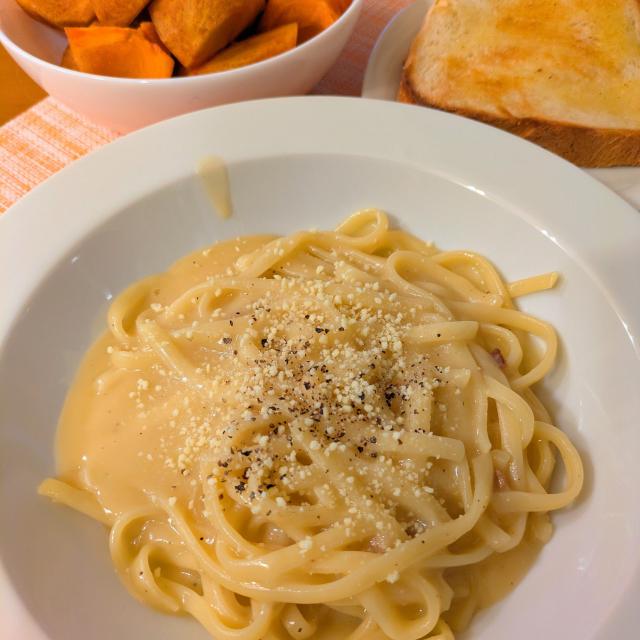 カルボナーラパスタ フランスパン 柿/chikako | Snapdish[スナップ